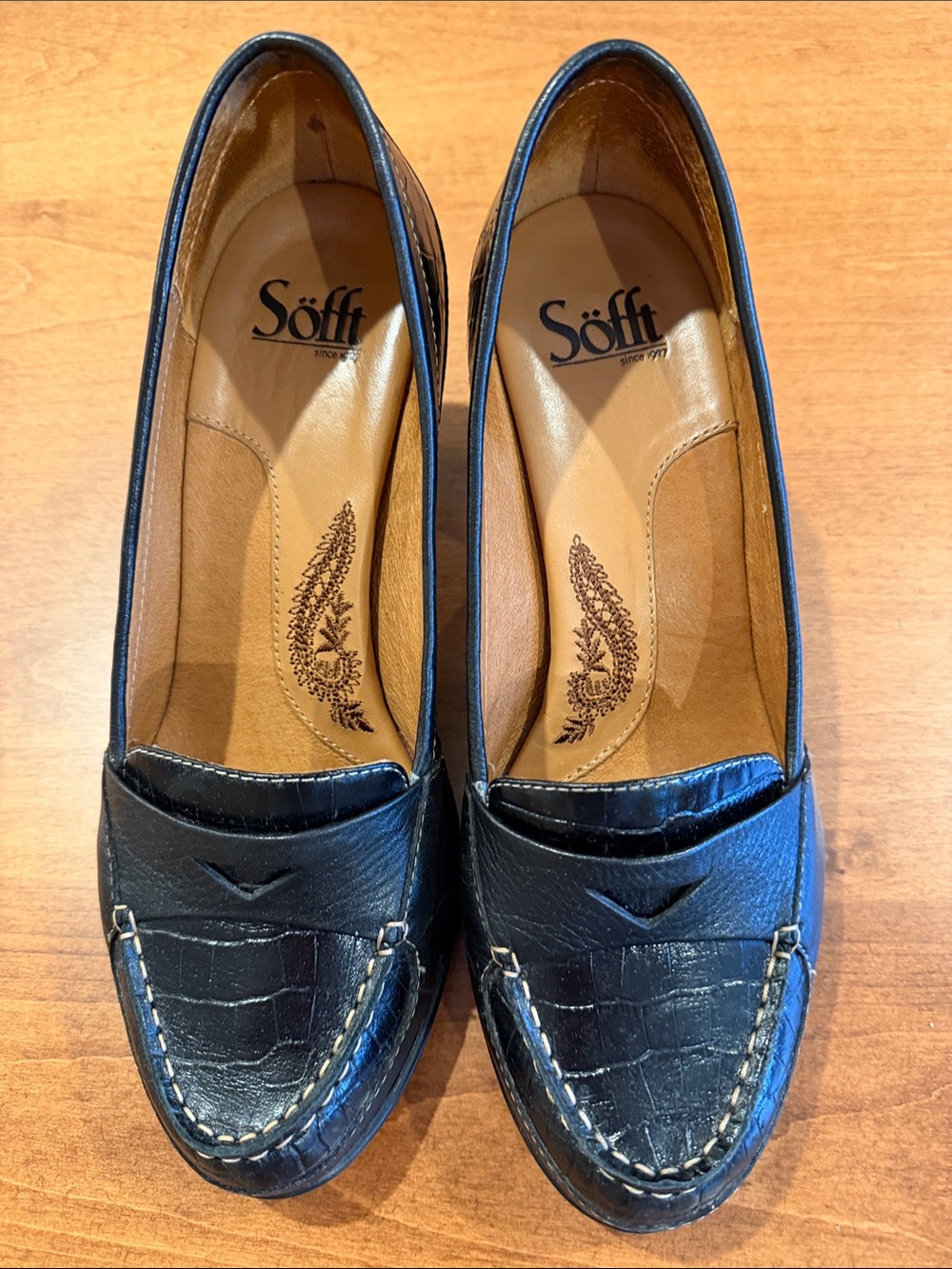 Söfft Black Croc-Embossed Leather Heels